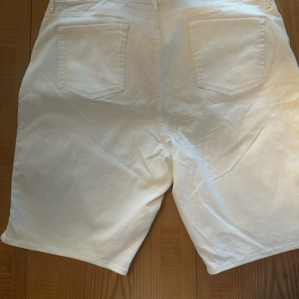 Gloria Vanderbilt white long shorts 18W